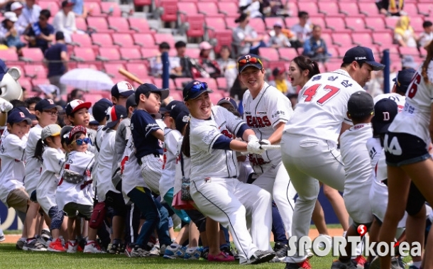 두산투수유희관170505진01.jpg