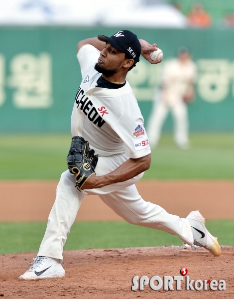 SK투수산체스190602민05.jpg